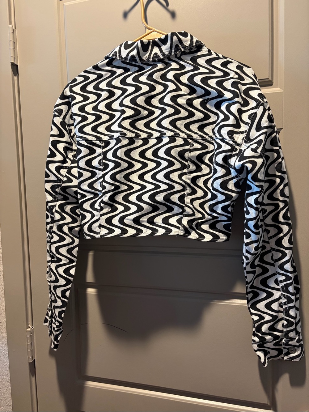 H&M Black & White Wavy Print Cropped Jacket - Picture 2 of 3